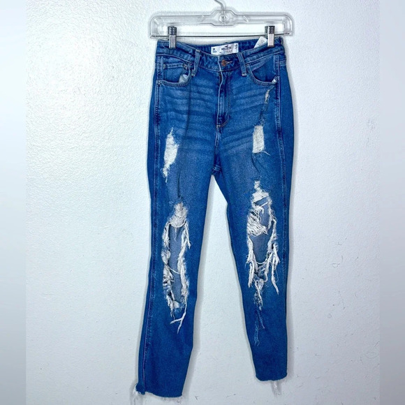 Hollister Jean Distressed 3R- waist is 26 inseam is 26 inches.  Med blue. - Picture 6 of 9
